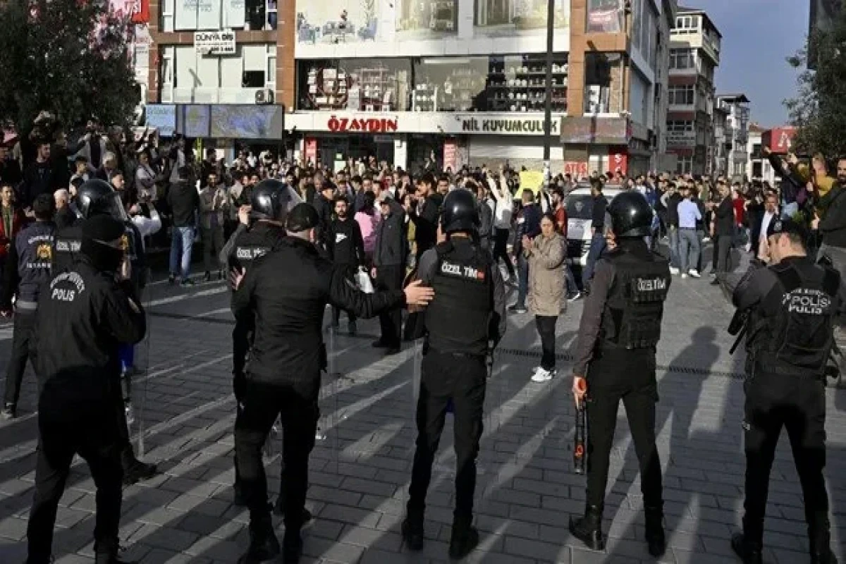 В Стамбуле задержаны 132 человека, протестовавших против результатов муниципальных выборов