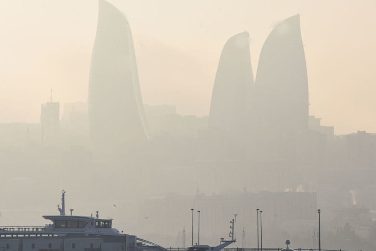 В Баку  наблюдается пыльная погода