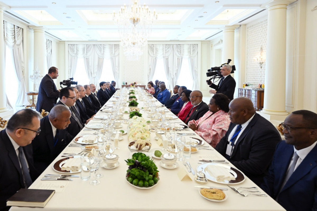 От имени Президента Азербайджана в честь Президента Конго дан официальный обед