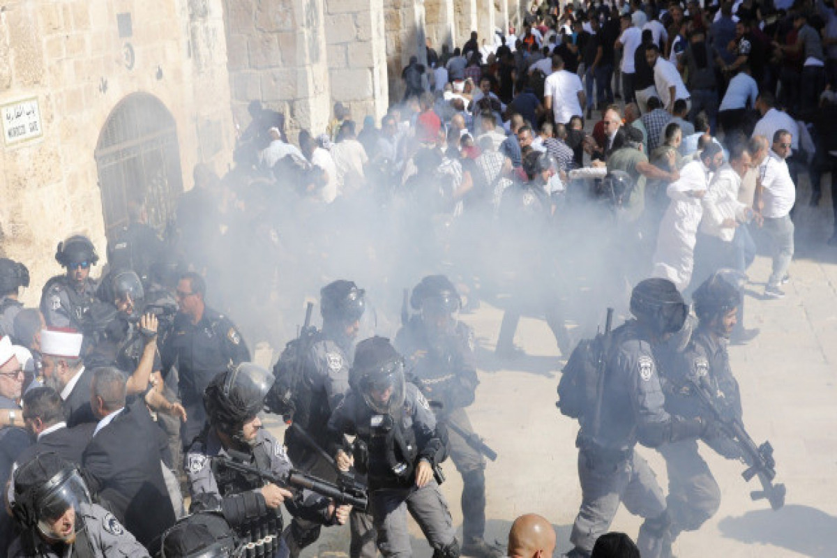 Израиль применил бомбу со слезоточивым газом в мечети «Аль-Акса»