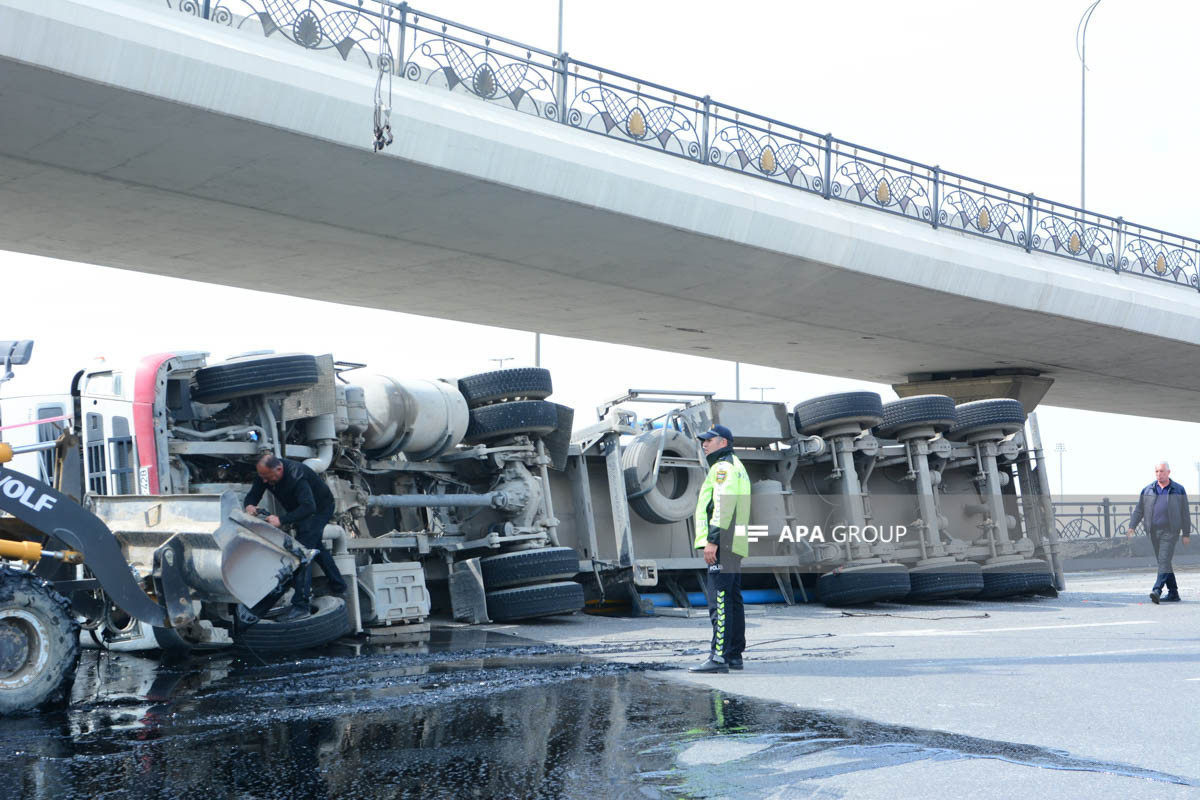 В Баку на проспекте Гейдара Алиева перевернулся грузовой автомобиль, битум разлился на дорогу, движение ограничено - ФОТО, ВИДЕО-ОБНОВЛЕНО-3 