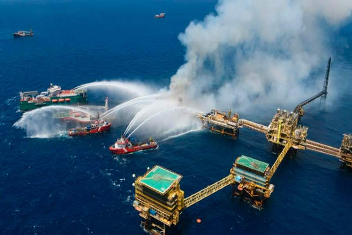 В Мексиканском заливе загорелась нефтяная платформа, девять человек пострадали