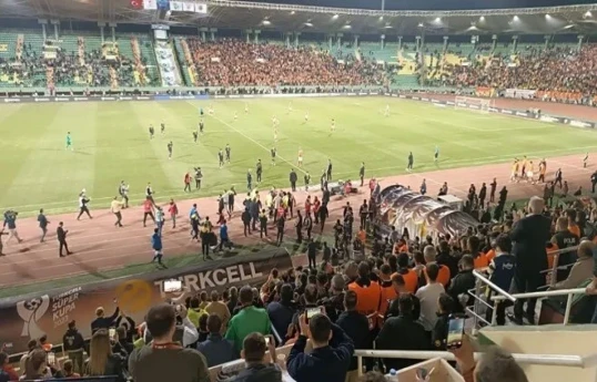 Игроки «Фенербахче» покинули поле после пропущенного гола в матче с «Галатасараем»