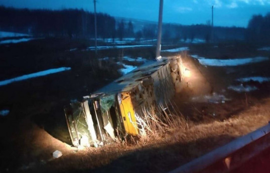 В России в результате опрокидывания автобуса погибли два человека, 15 получили травмы