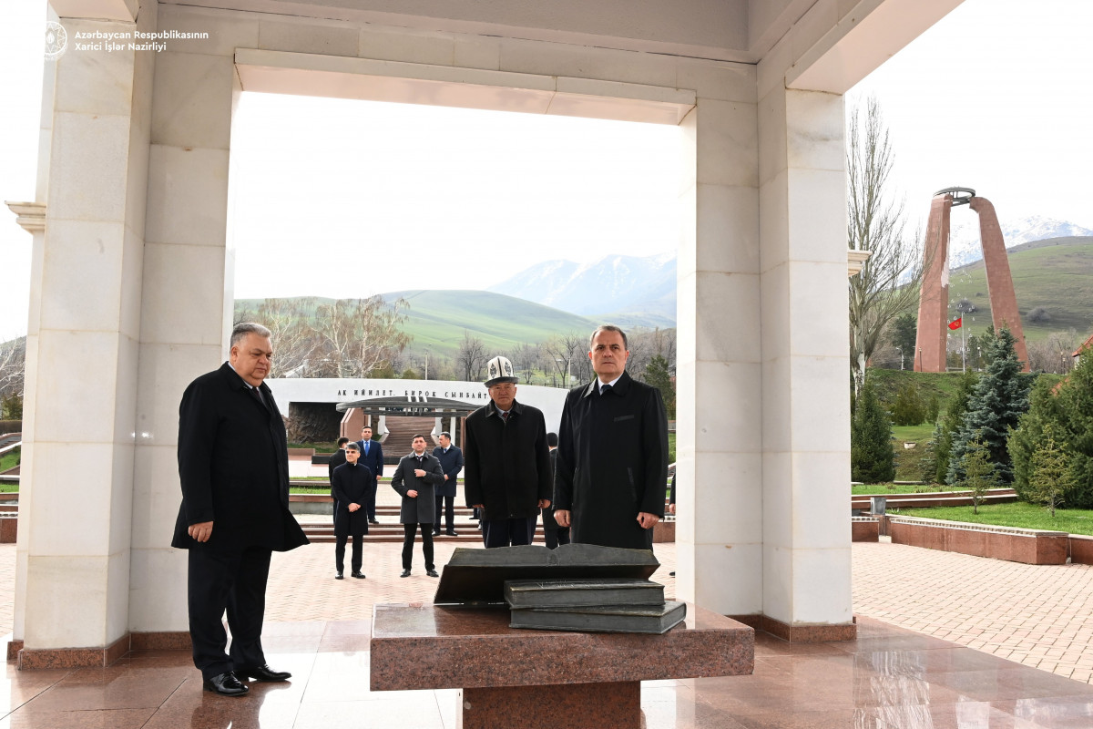 Джейхун Байрамов посетил в Бишкеке Национальный историко-мемориальный комплекс «АтаБейит» и могилу Чингиза Айтматова