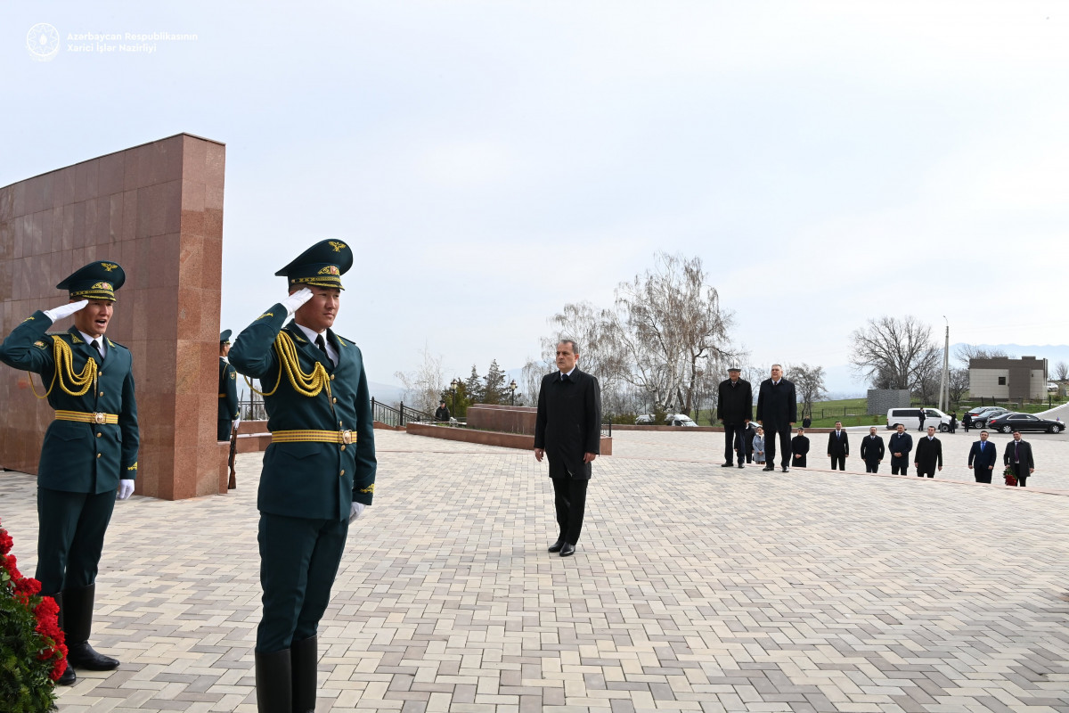 Джейхун Байрамов посетил в Бишкеке Национальный историко-мемориальный комплекс «АтаБейит» и могилу Чингиза Айтматова