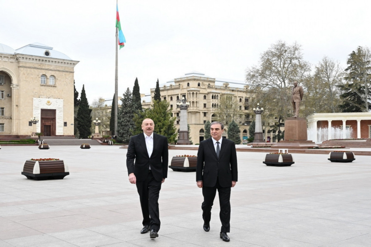 Президент Ильхам Алиев посетил памятник великому лидеру в Гяндже