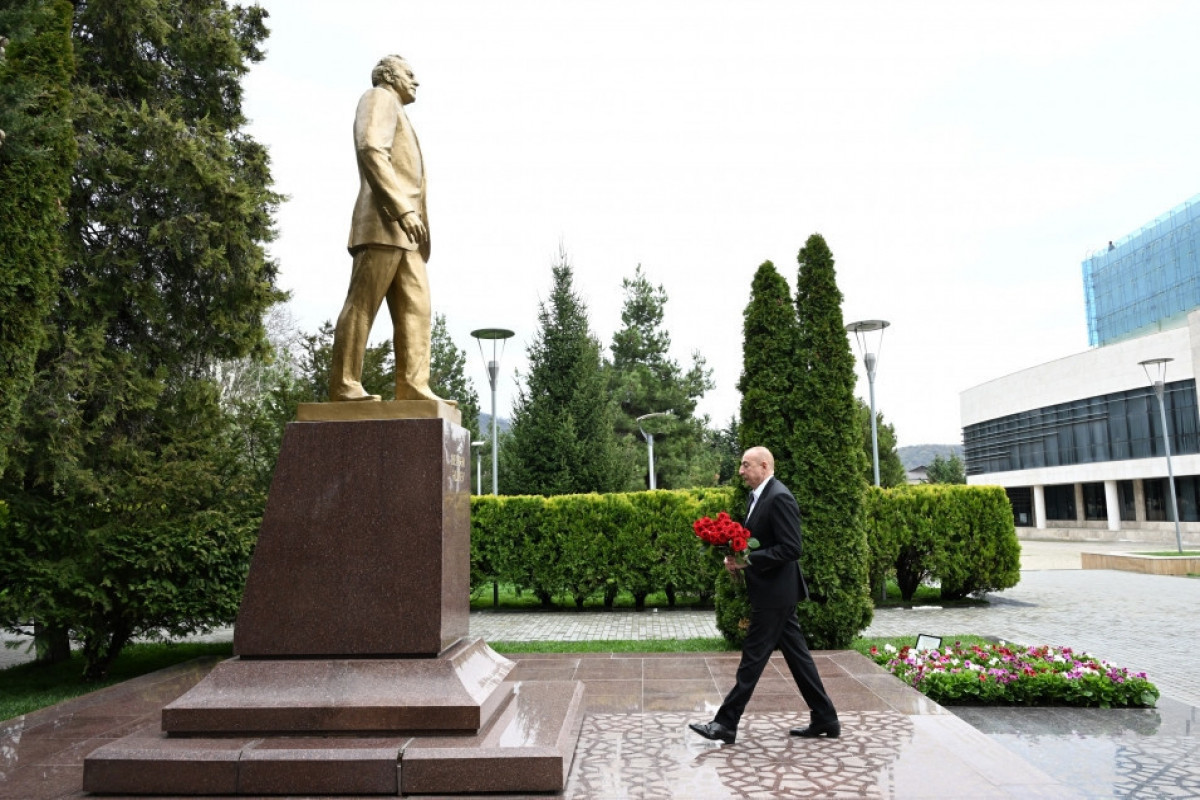 Президент посетил памятник общенациональному лидеру Гейдару Алиеву в Габале