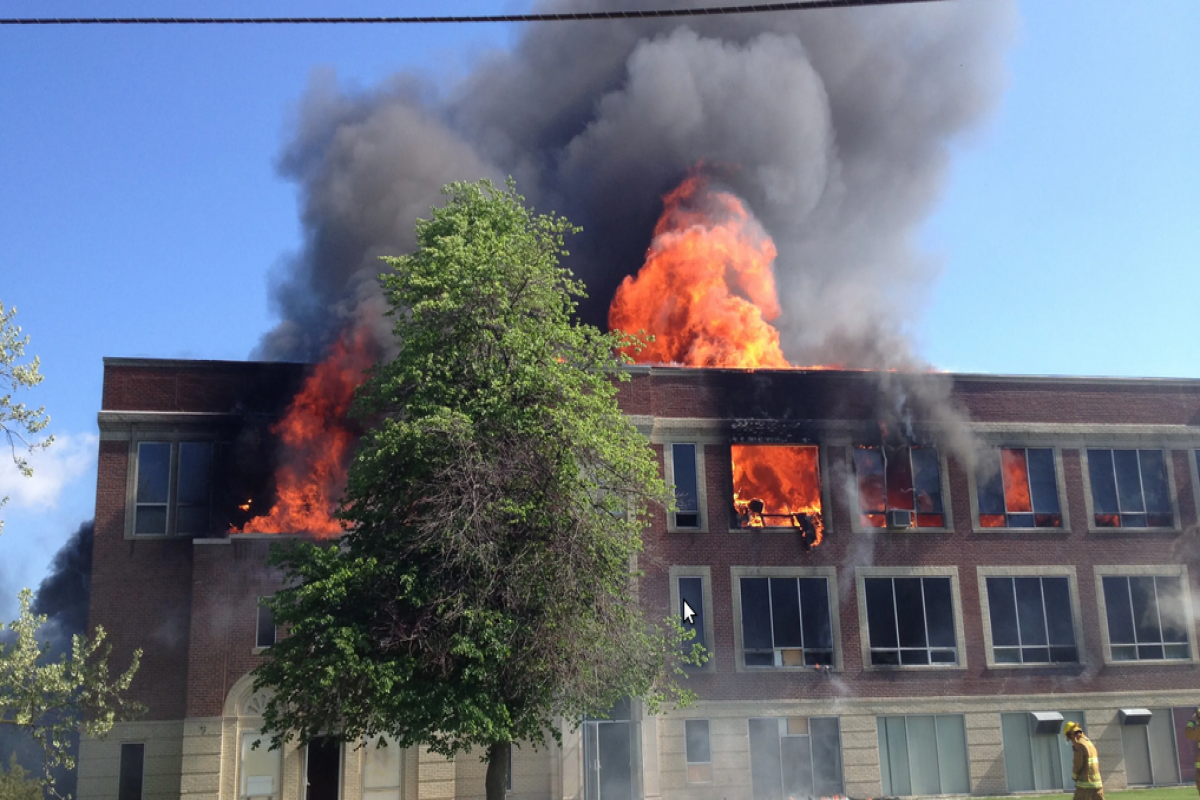 В здании трехэтажной школы в Хачмазе произошел пожар