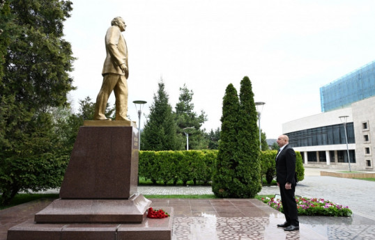 Президент посетил памятник общенациональному лидеру Гейдару Алиеву в Габале