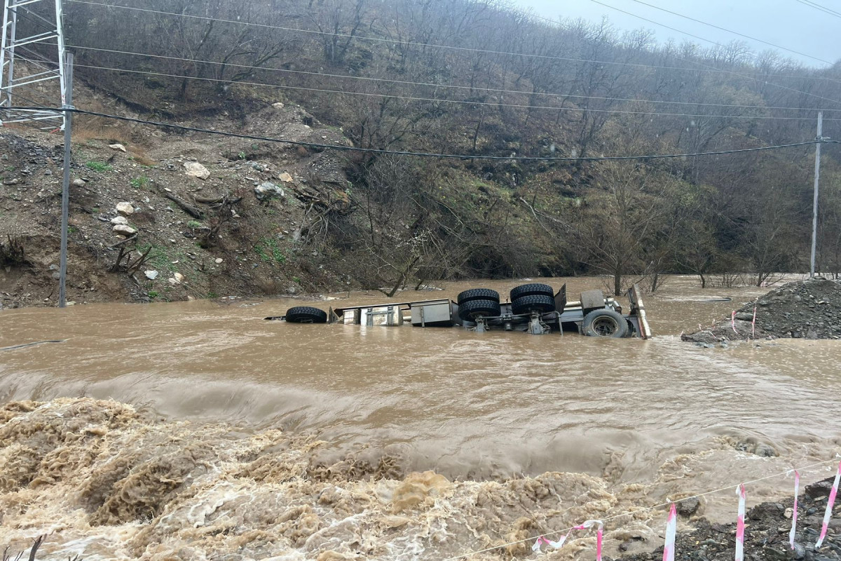 В Кяльбаджаре грузовик упал в реку, есть погибший-ФОТО -ОБНОВЛЕНО 