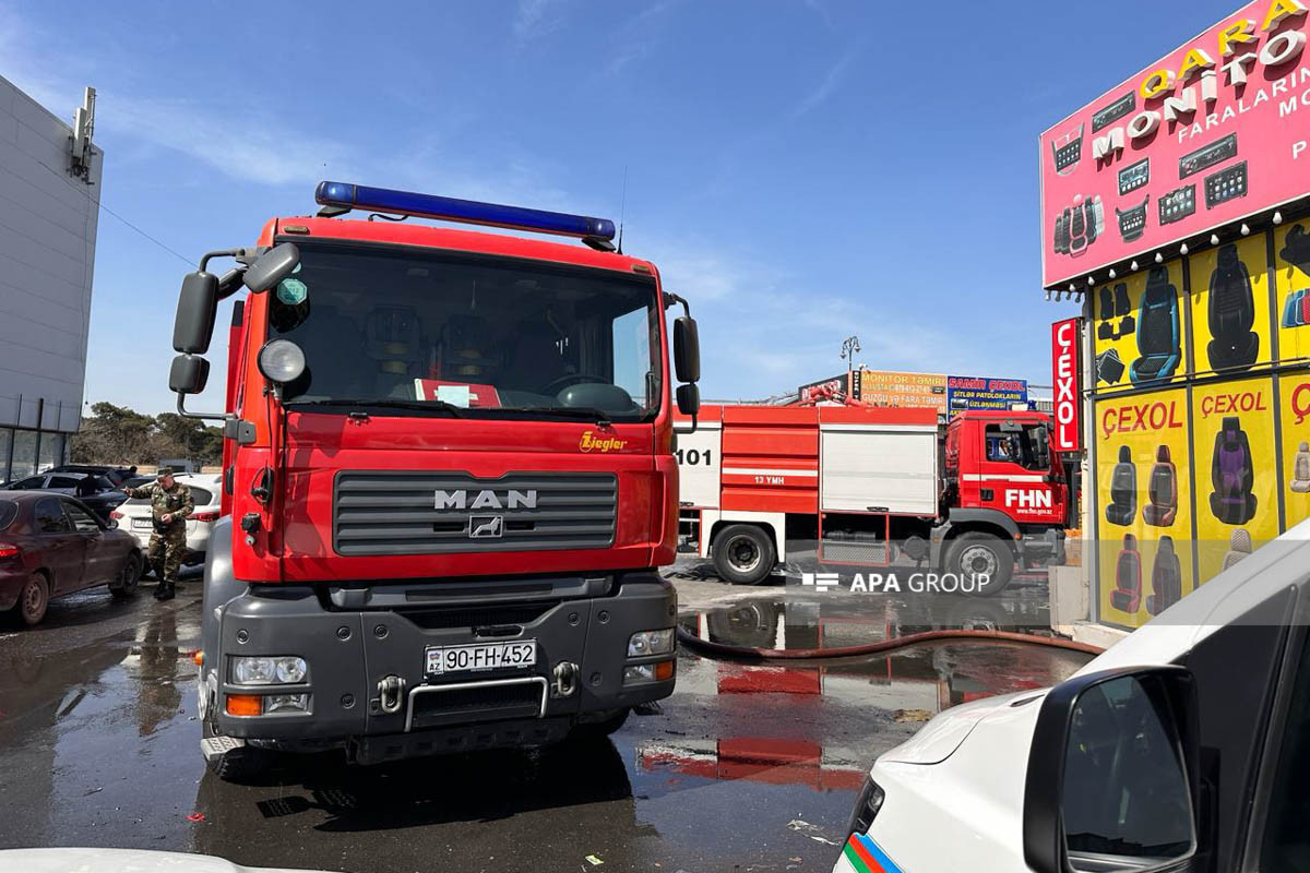 В Баку произошел пожар в «Машин базары», сгорели 4 магазина