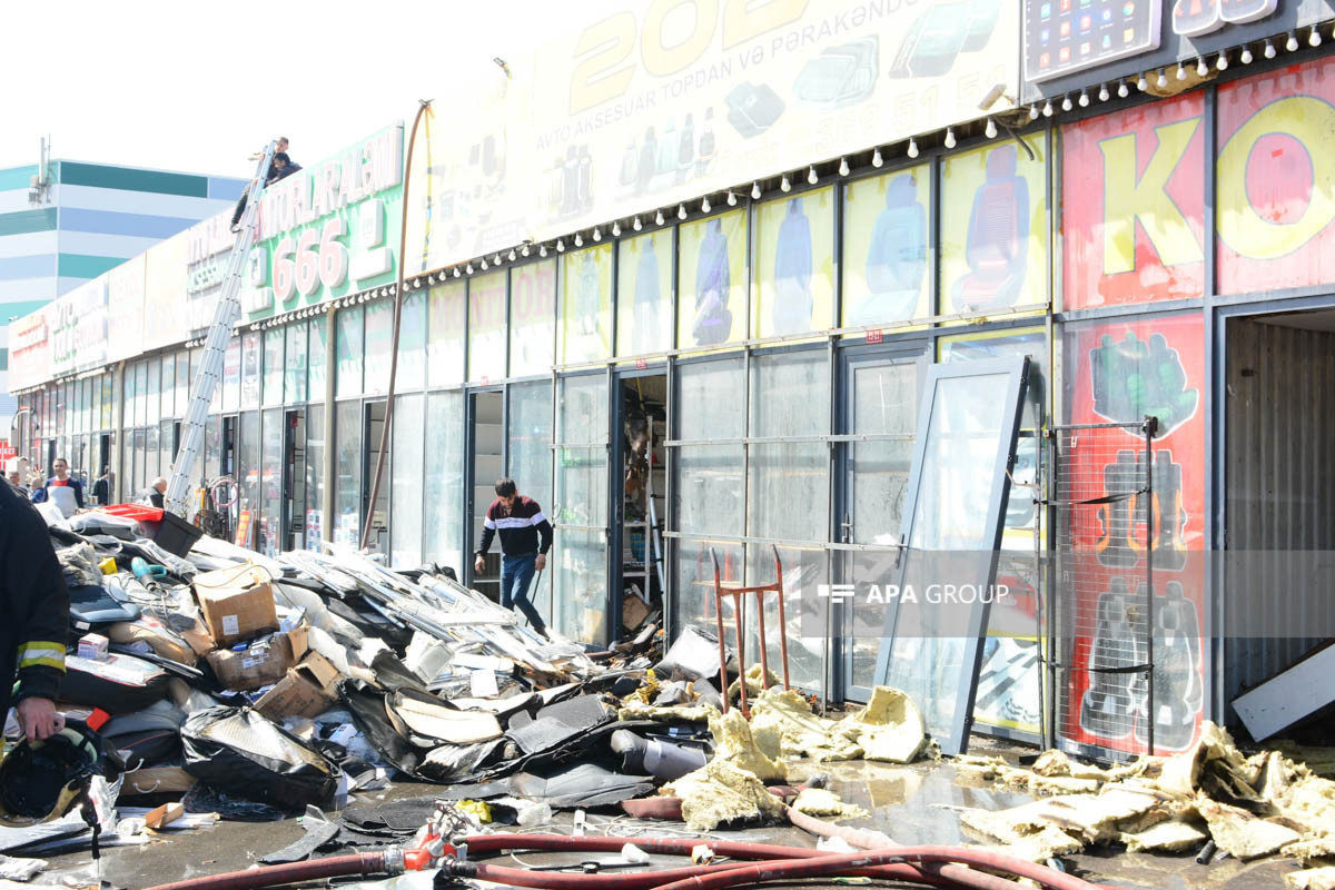 В Баку произошел пожар в «Машин базары», сгорели 4 магазина