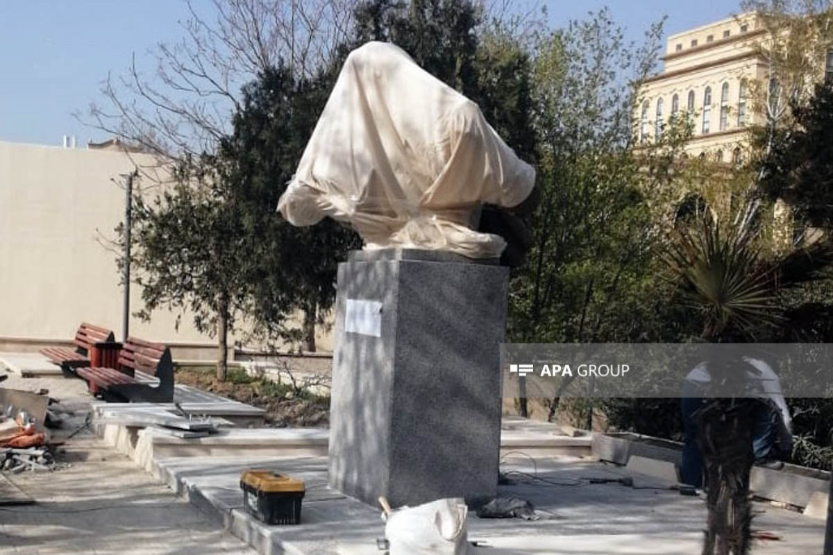 В Баку установлен памятник Чингизу Айтматову - ФОТО 