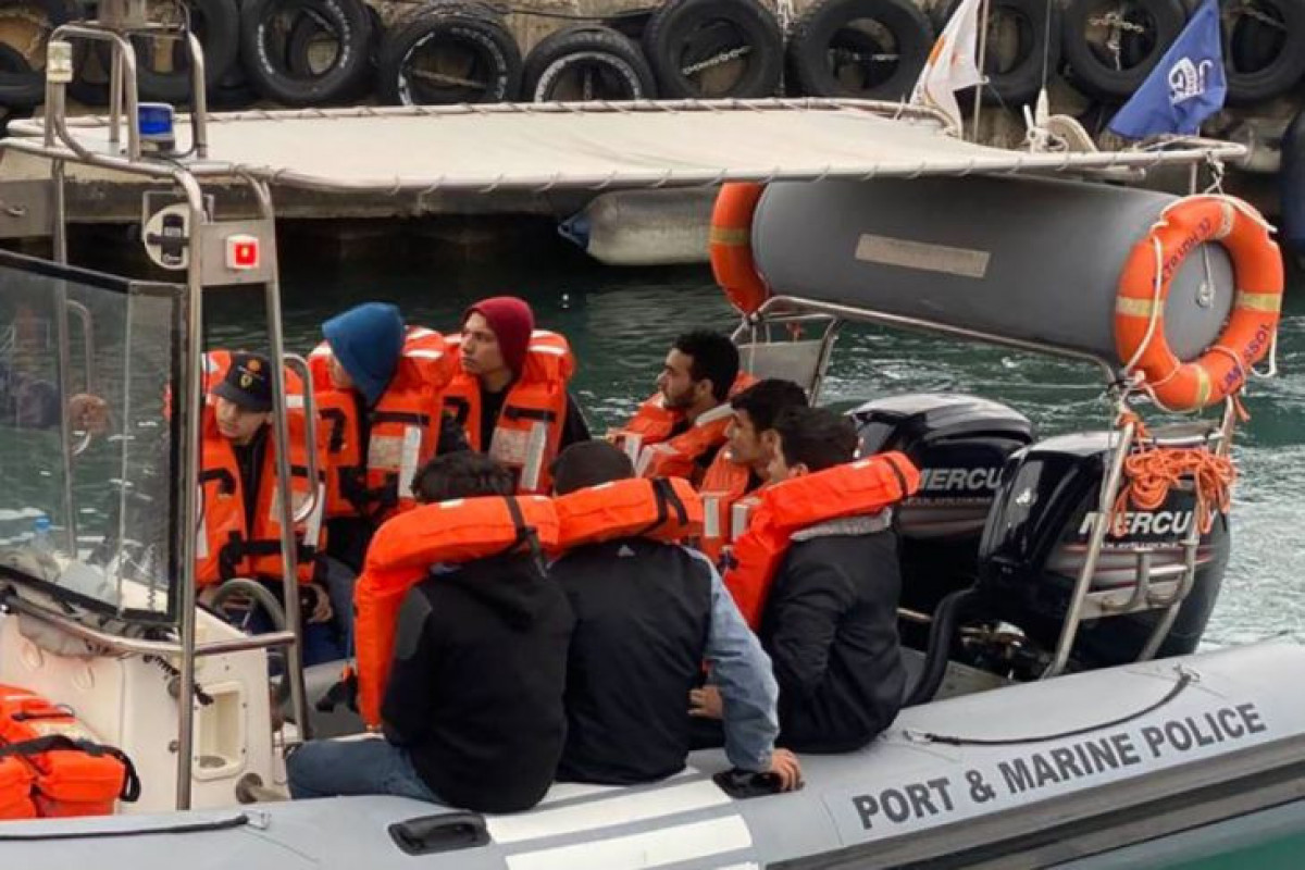 У берегов Кипра задержали три судна с нелегалами