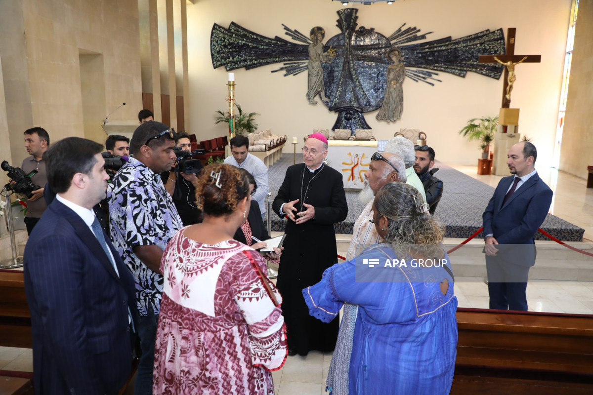 Делегация Конгресса Новой Каледонии посетила католическую церковь Святой Марии в Баку-<span class="red_color">ФОТО