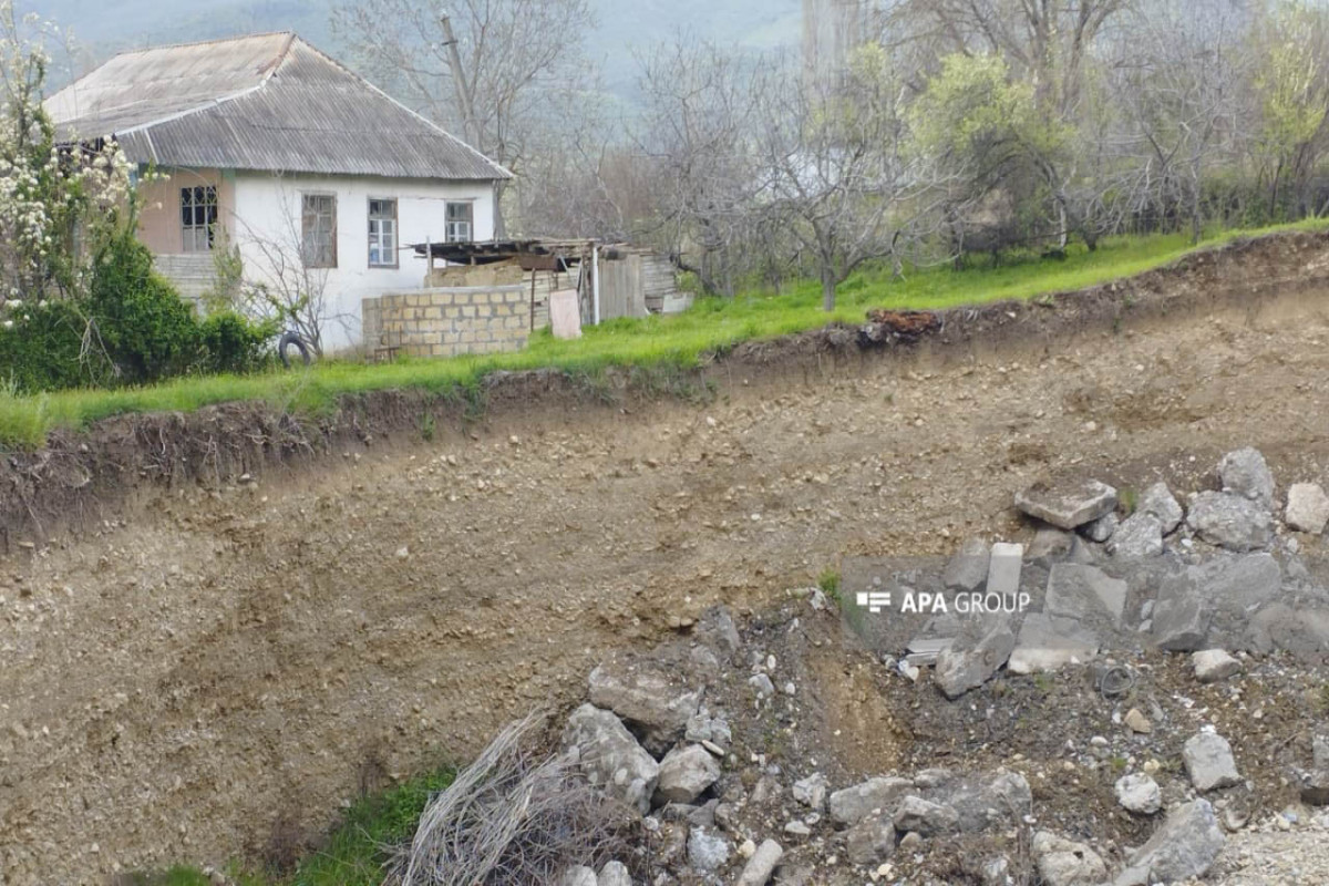 Село в Азербайджане столкнулось с угрозой оползня-ФОТО 