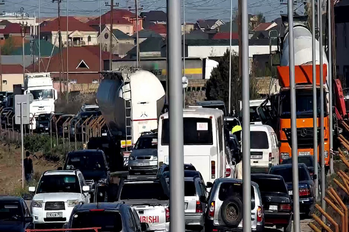 Перевернувшийся грузовик заблокировал одну из дорог в Баку -ФОТО