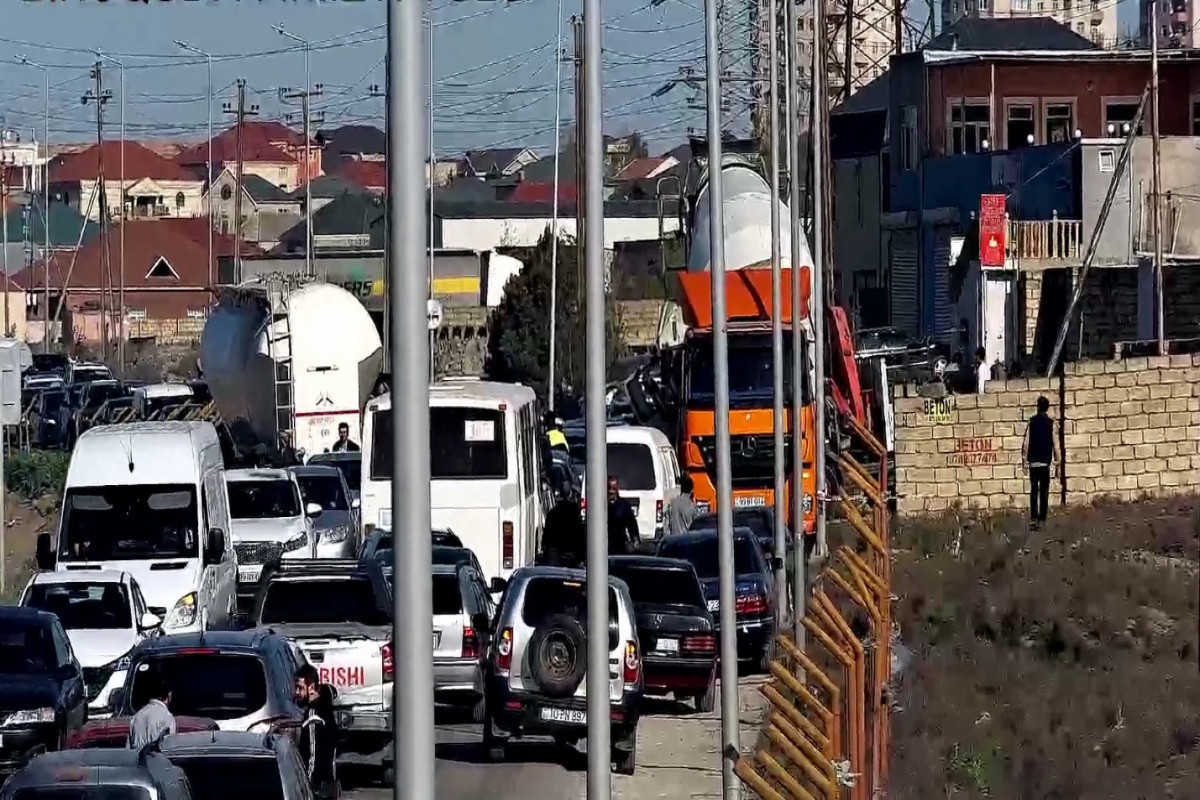 Перевернувшийся грузовик заблокировал одну из дорог в Баку -<span class="red_color">ФОТО