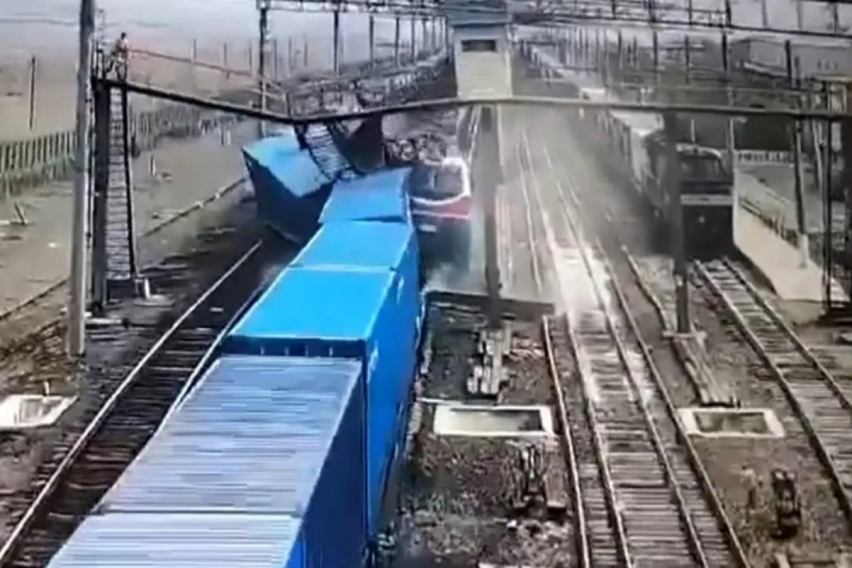 Грузовой поезд сошел с рельсов в Казахстане-ВИДЕО 