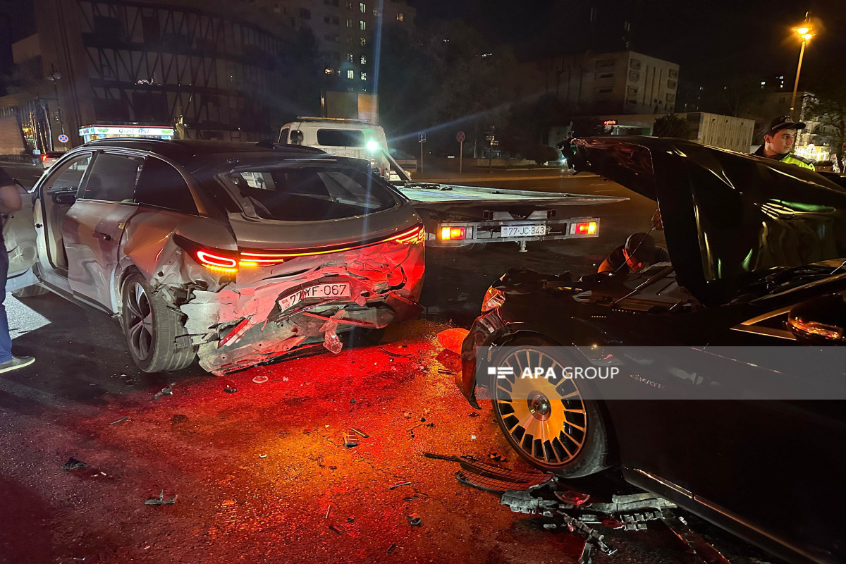 В Баку автомобиль стоимостью в полмиллиона манатов совершил аварию-ФОТО