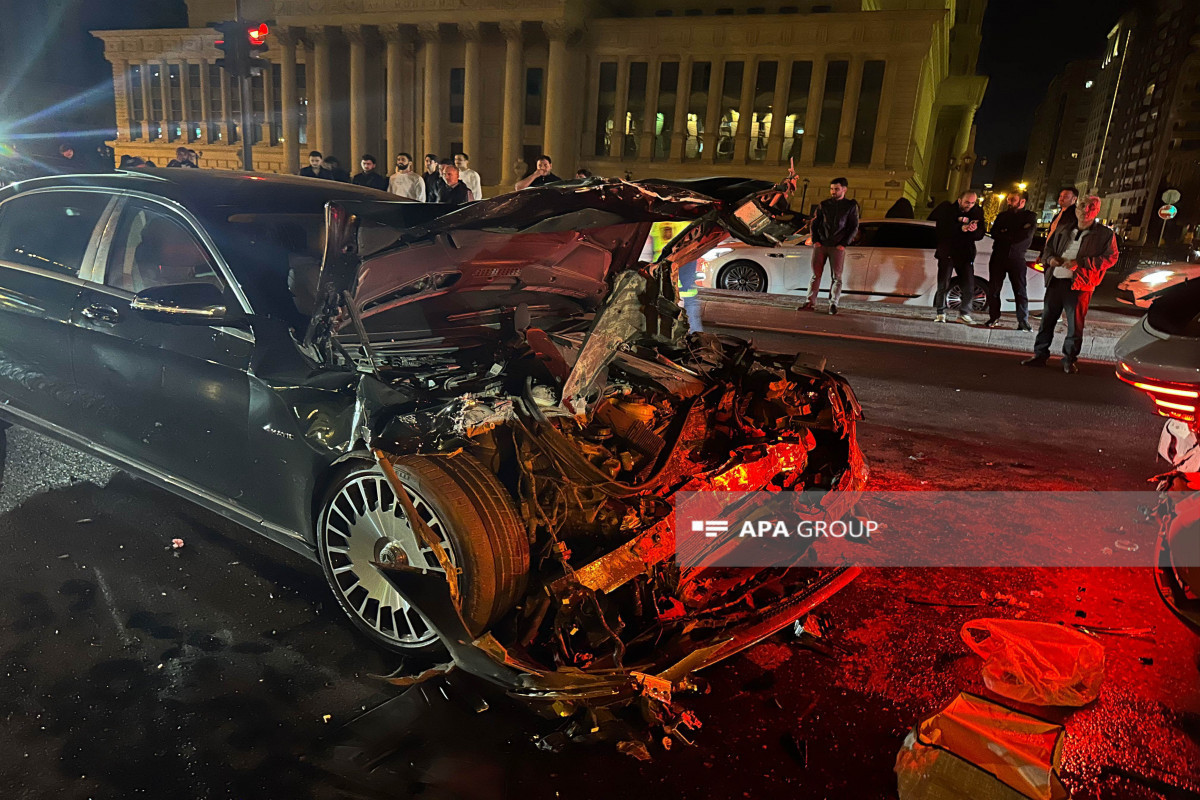 В Баку автомобиль стоимостью в полмиллиона манатов совершил аварию-ФОТО 