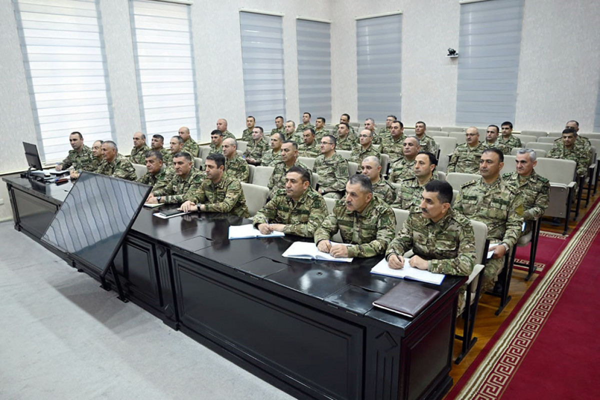 Министр обороны Азербайджана встретился с командованием Сухопутных войск - ВИДЕО 