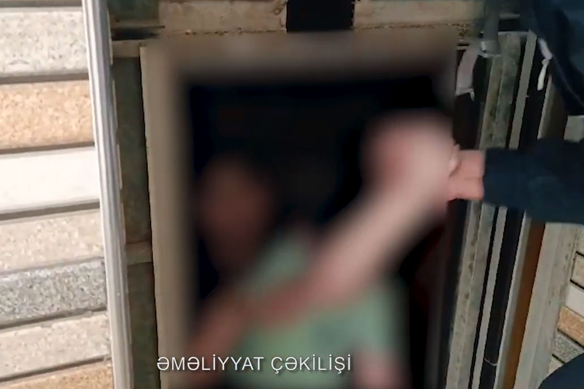 В Баку спасатели МЧС вызволили 7 человек, застрявших в лифте-ВИДЕО 