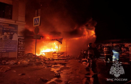 В Астрахани с территории загоревшегося рынка эвакуировали более 100 человек