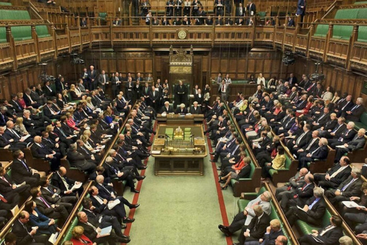 Британский кабмин смог провести через парламент законопроект о высылке нелегалов в Руанду