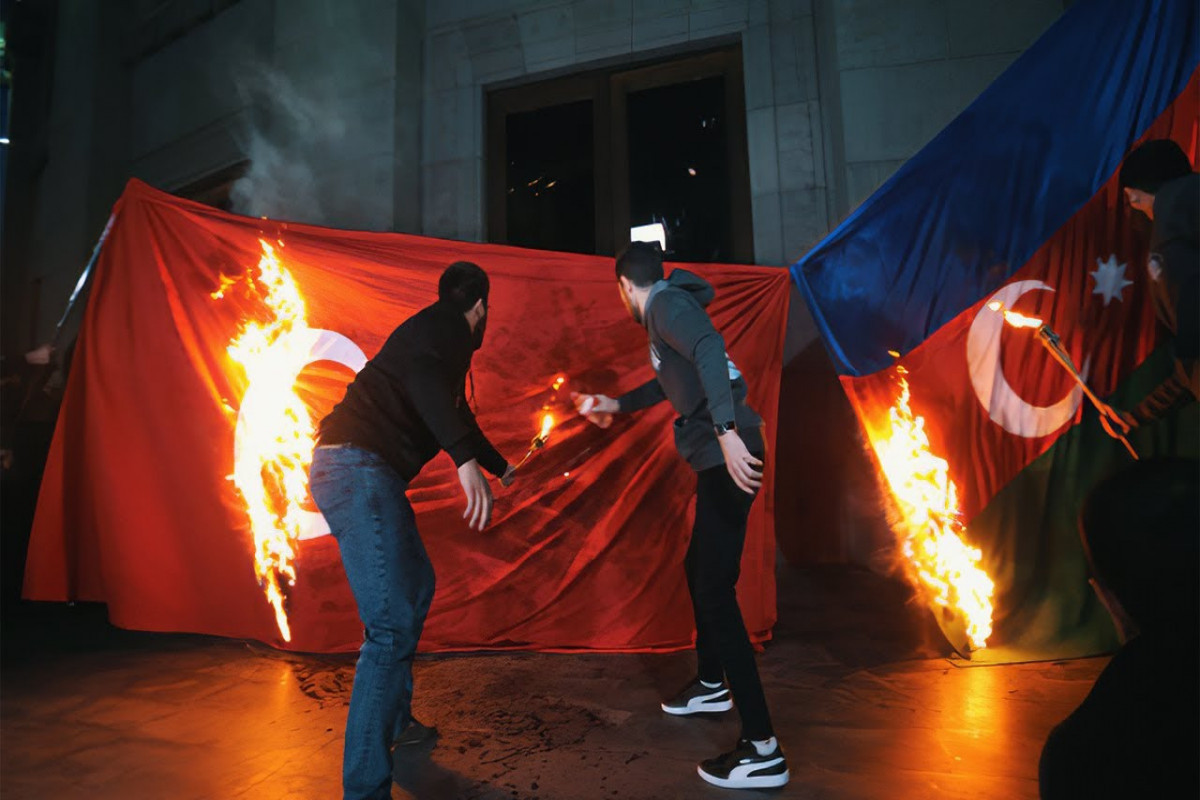 В Армении участники т.н. марша «геноцид» сожгли флаги Азербайджана и Турции-ВИДЕО 