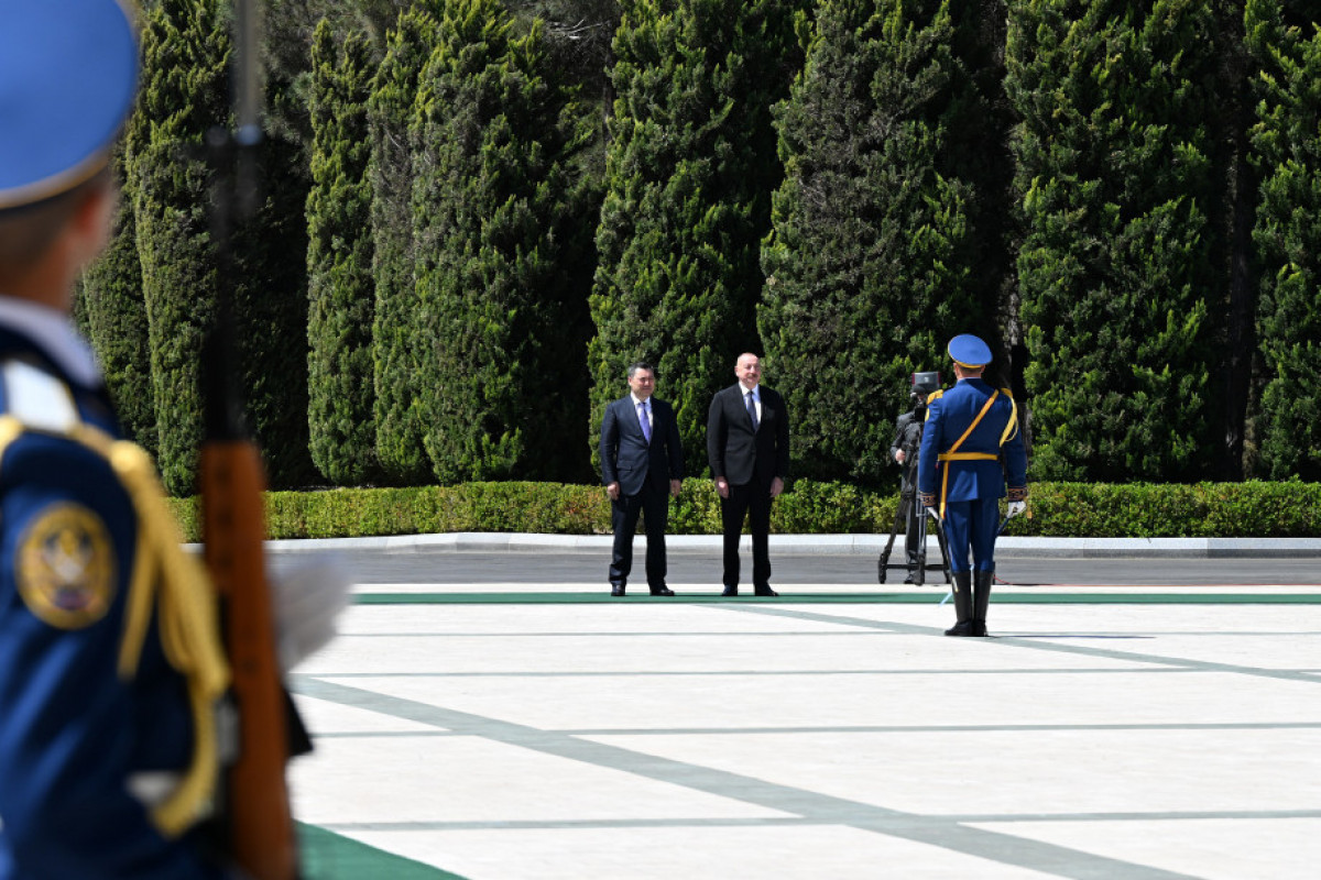 В Баку состоялась церемония официальной встречи Президента Кыргызстана Садыра Жапарова