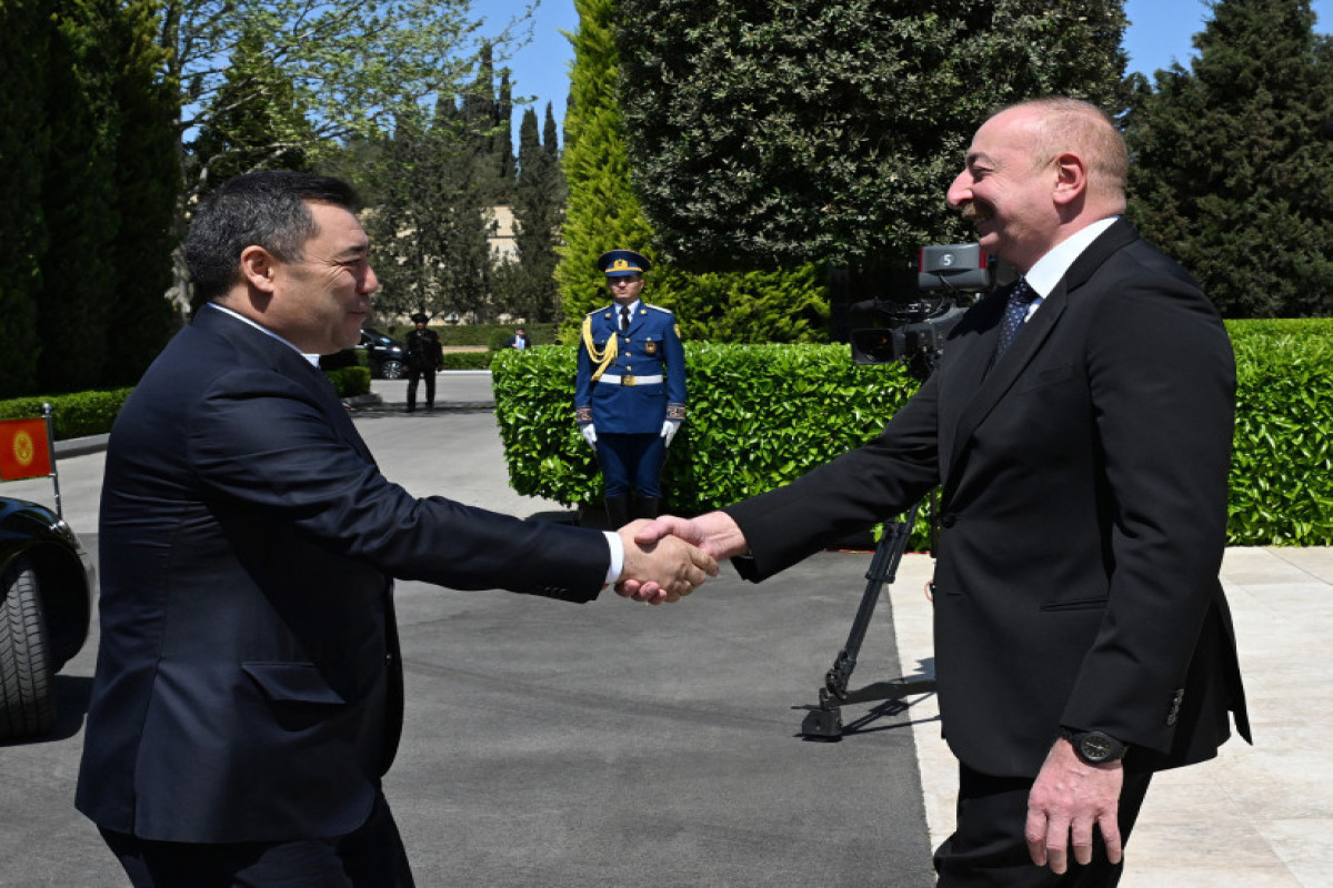 В Баку состоялась церемония официальной встречи Президента Кыргызстана Садыра Жапарова