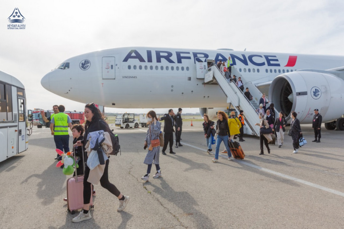 Самолет авиакомпании Air France совершил экстренную посадку в Баку, в аэропорту объявлен сигнал тревоги - ФОТО 