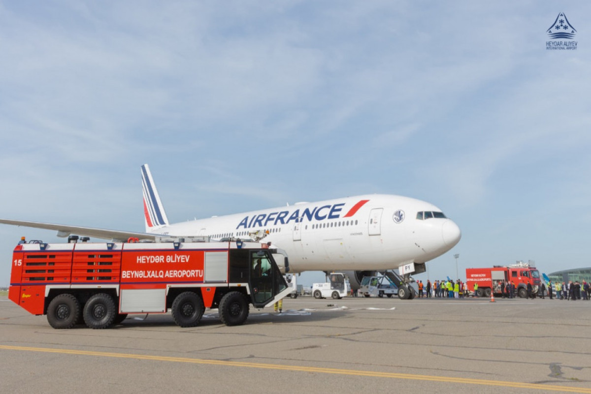Самолет авиакомпании Air France совершил экстренную посадку в Баку, в аэропорту объявлен сигнал тревоги - ФОТО 