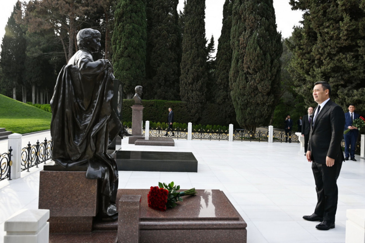 Садыр Жапаров посетил могилу Гейдара Алиева в Баку