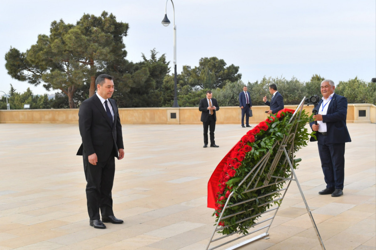 Президент Кыргызстана почтил память шехидов в Баку
