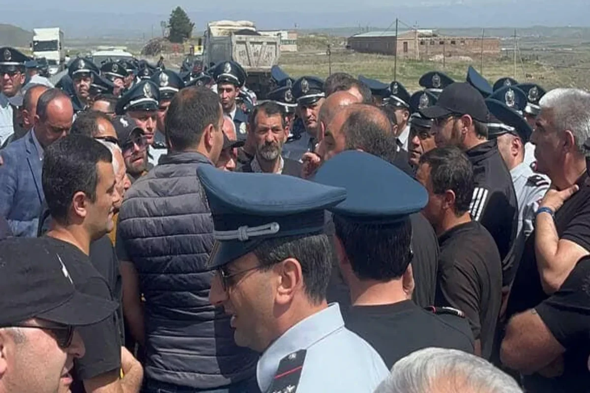 В Армении граждане перекрыли несколько автомобильных дорог в знак протеста против делимитации границы с Азербайджаном-ВИДЕО 