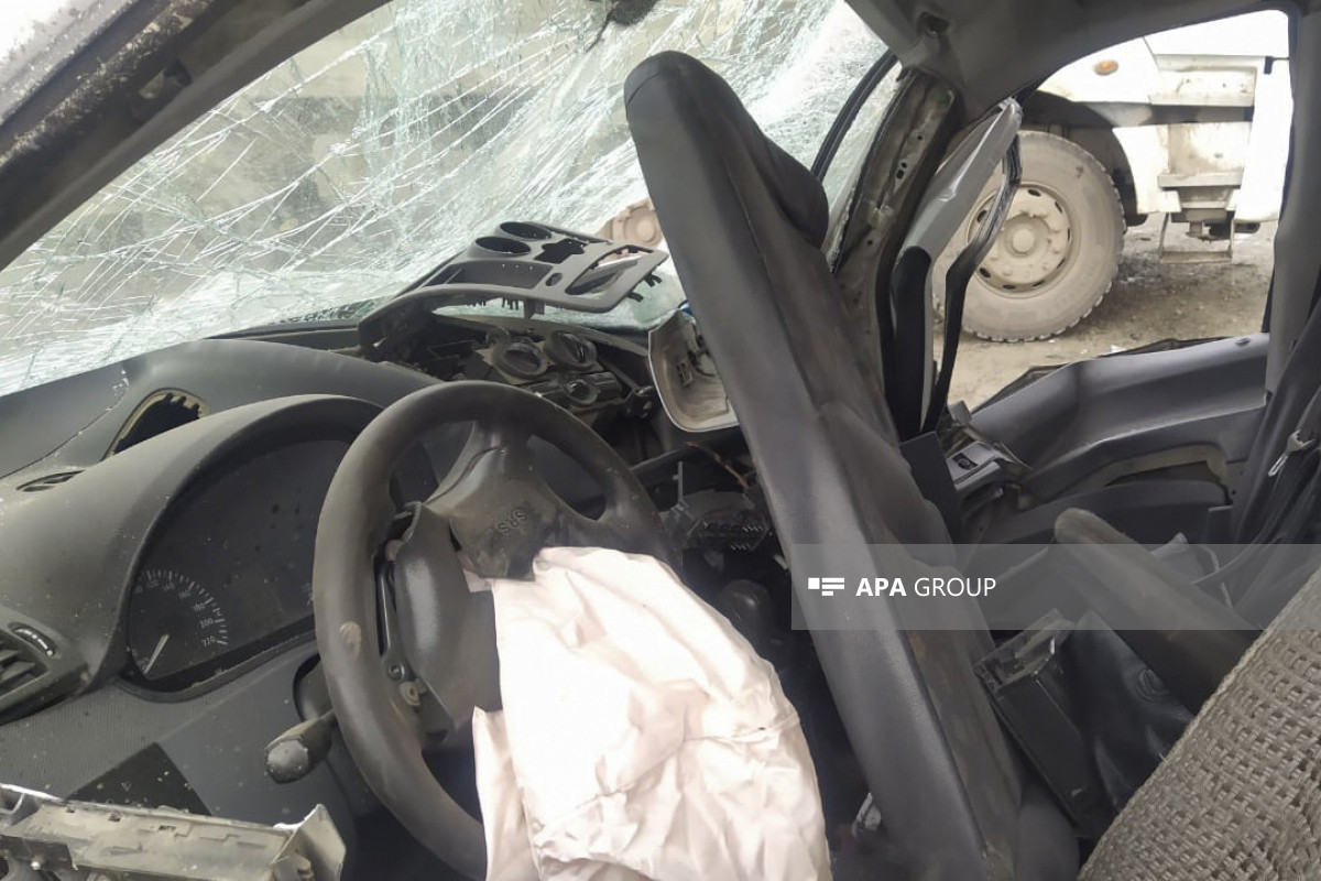 В Шамкире автомобиль врезался в металлическое ограждение, погиб водитель