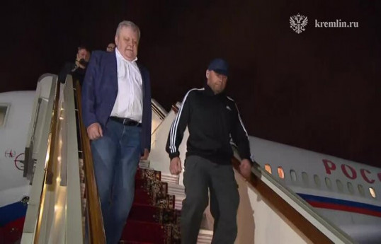 Путин встретил у трапа во Внуково освобожденных при обмене россиян-ВИДЕО 
