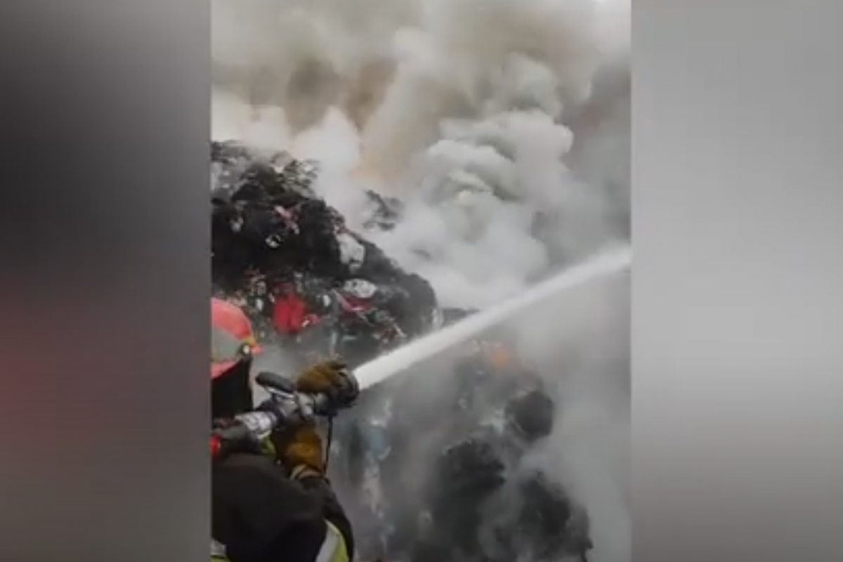 В Азербайджане на складе одежды произошел пожар -ВИДЕО