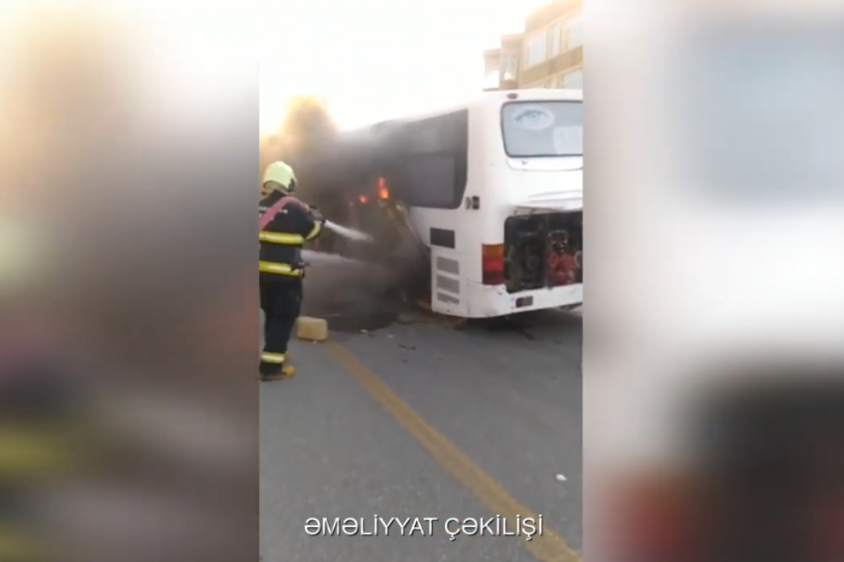 В Баку произошел пожар в пассажирском автобусе - ВИДЕО