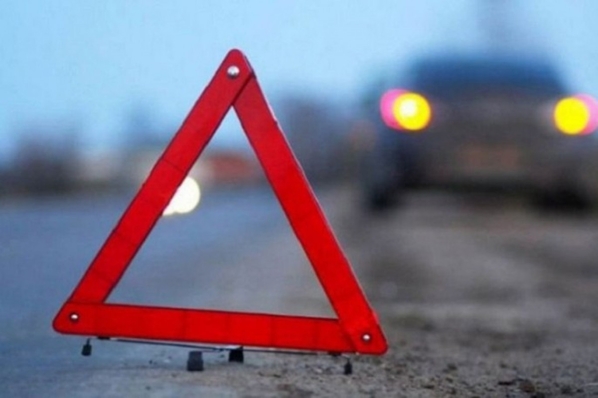 В Евлахе автомобиль врезался в дерево, погиб 5-летний ребенок