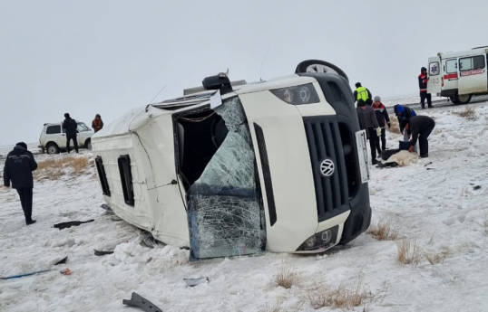 В Казахстане микроавтобус со школьниками попал в ДТП, есть погибший и раненые