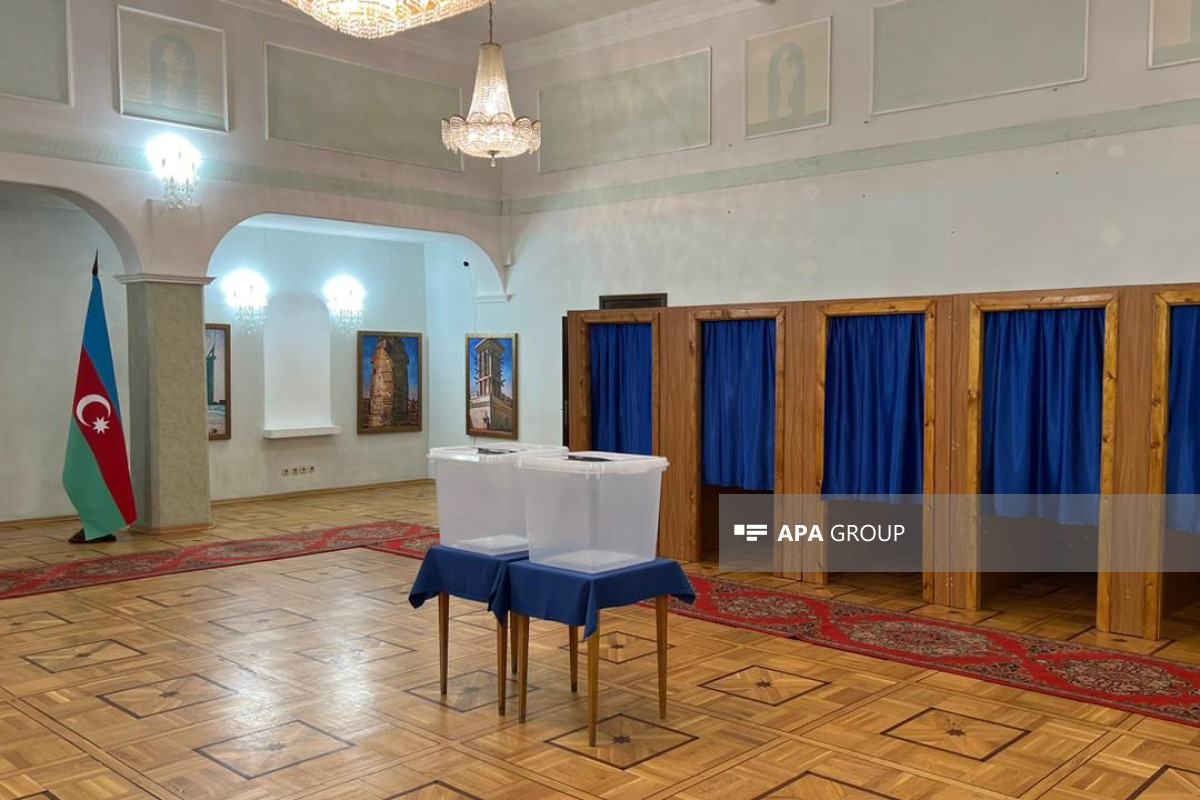 В связи с внеочередными президентскими выборами в посольстве Азербайджана в России началось голосование-ФОТО -ОБНОВЛЕНО 