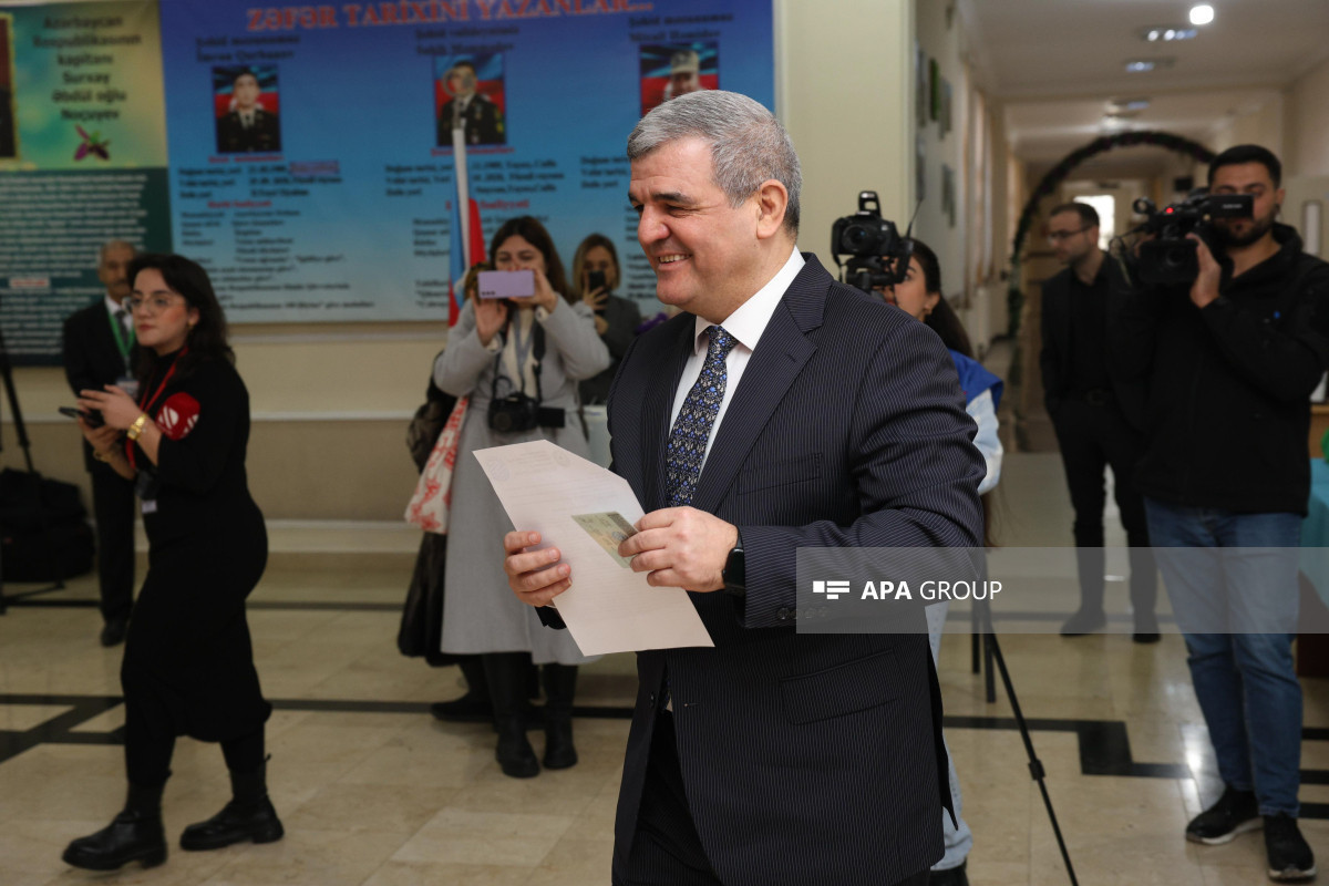 Кандидат в президенты Фазиль Мустафа проголосовал на выборах в Азербайджане - ФОТО 