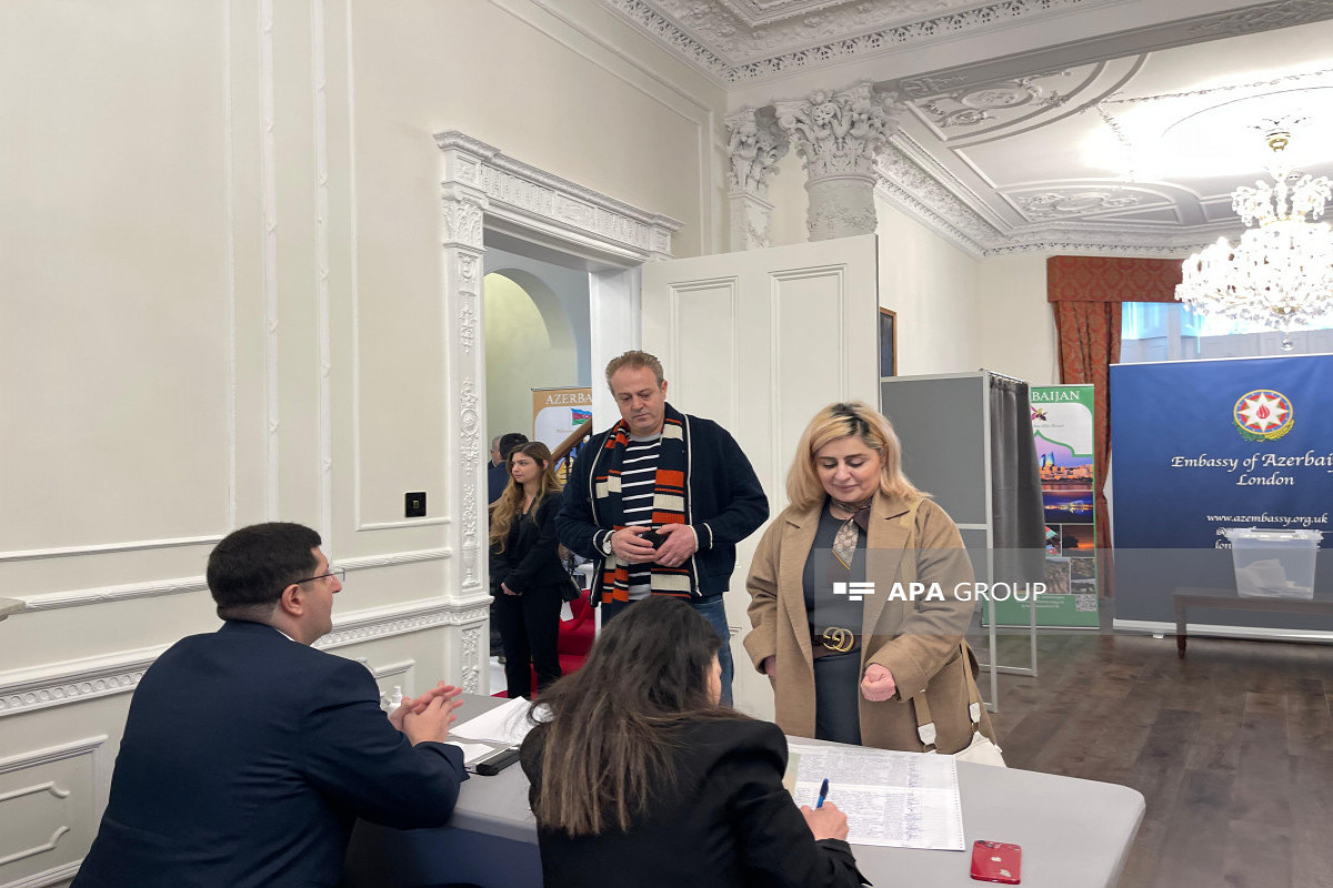 В посольстве Азербайджана в Лондоне проходит голосование-ФОТО 