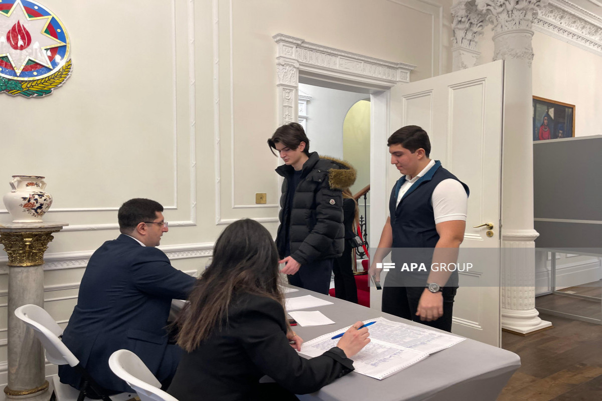 В посольстве Азербайджана в Лондоне проходит голосование-ФОТО 
