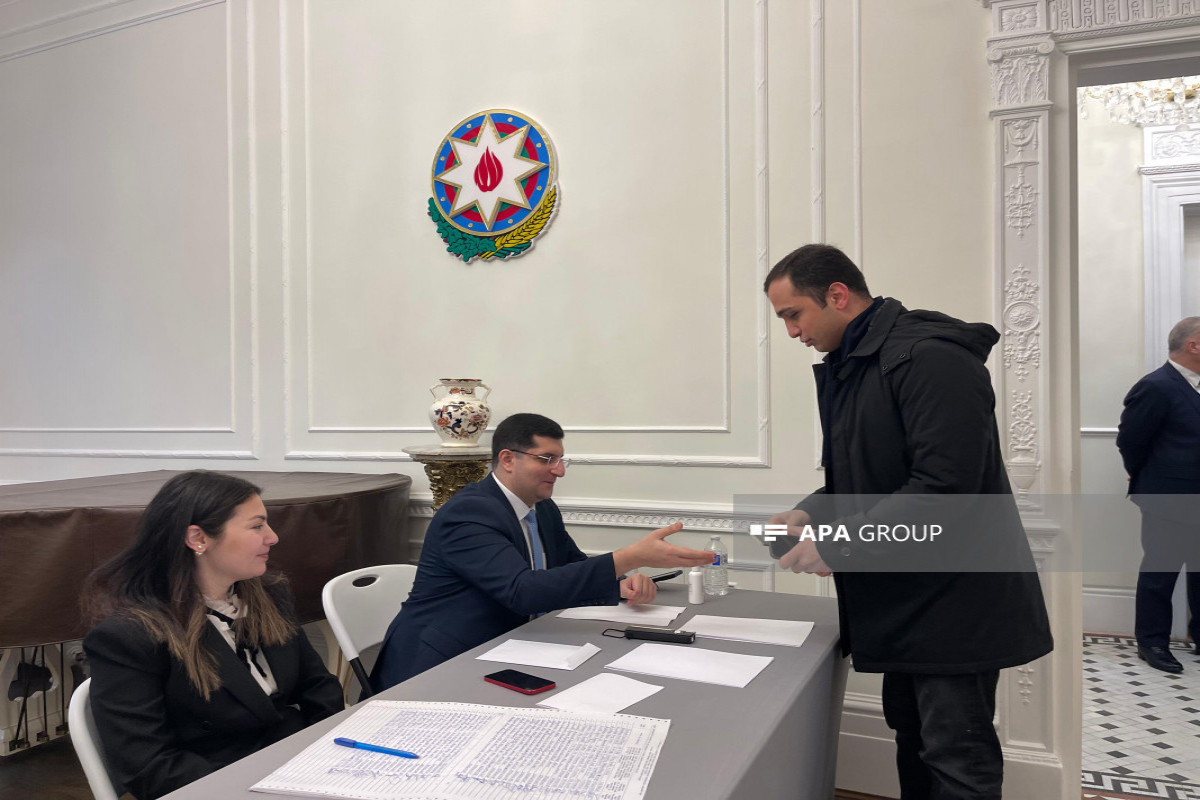 В посольстве Азербайджана в Лондоне проходит голосование-ФОТО 
