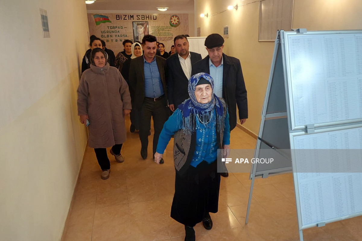 На президентских выборах в Азербайджане проголосовала 104-летняя женщина